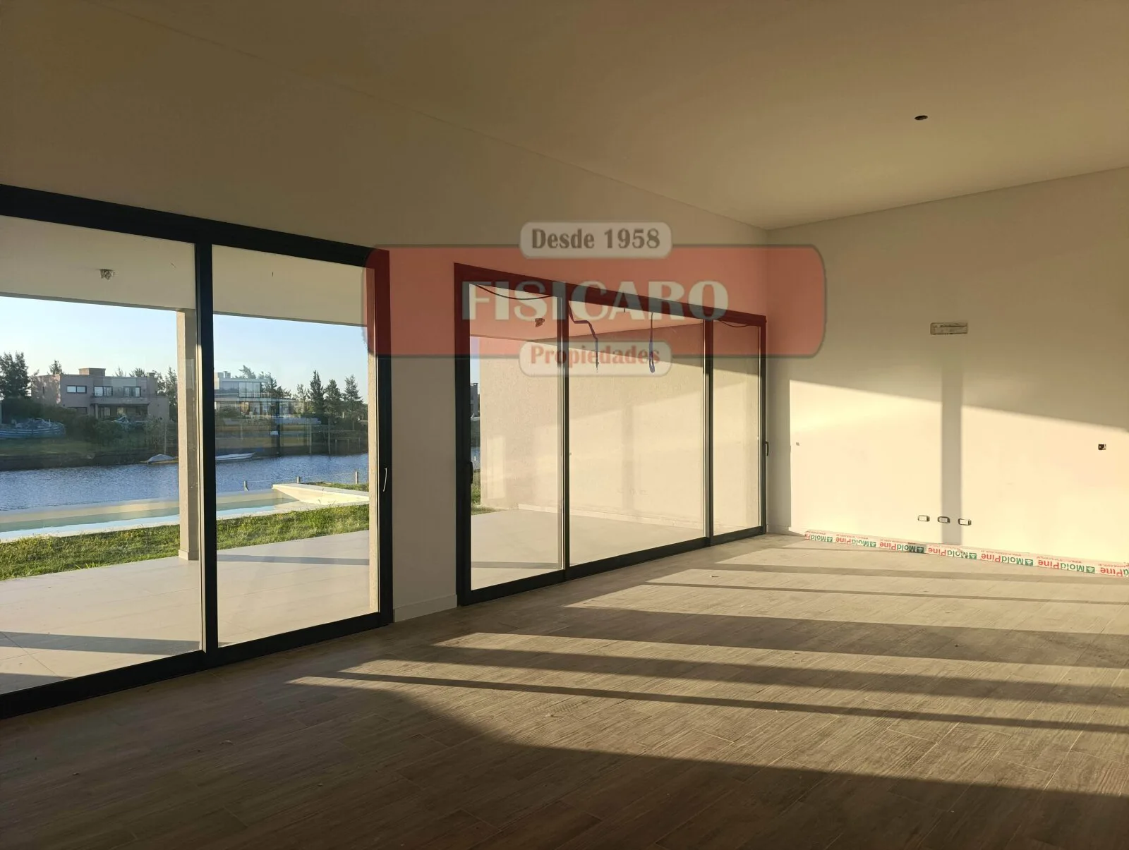 VENTA!!! Casa 5 ambtes c/piscina a la LAGUNA - A ESTRENAR foto 5