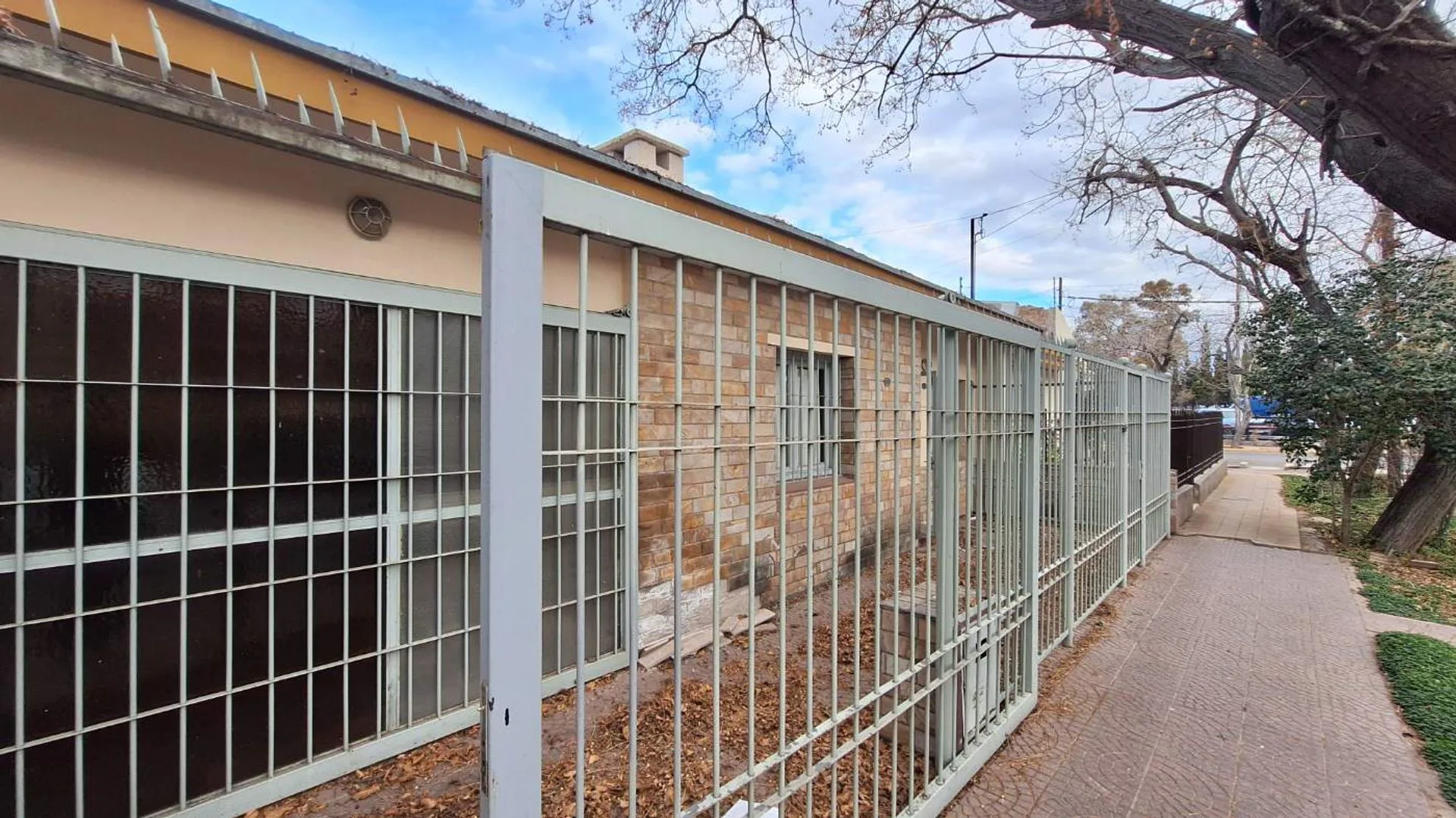 Venta Casa para refaccionar Gauymallén foto 3