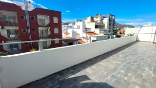 A 1 cuadra de Peatonal: 2 DORM. BALCON TERRAZA COCHERA y PILETA. foto 3