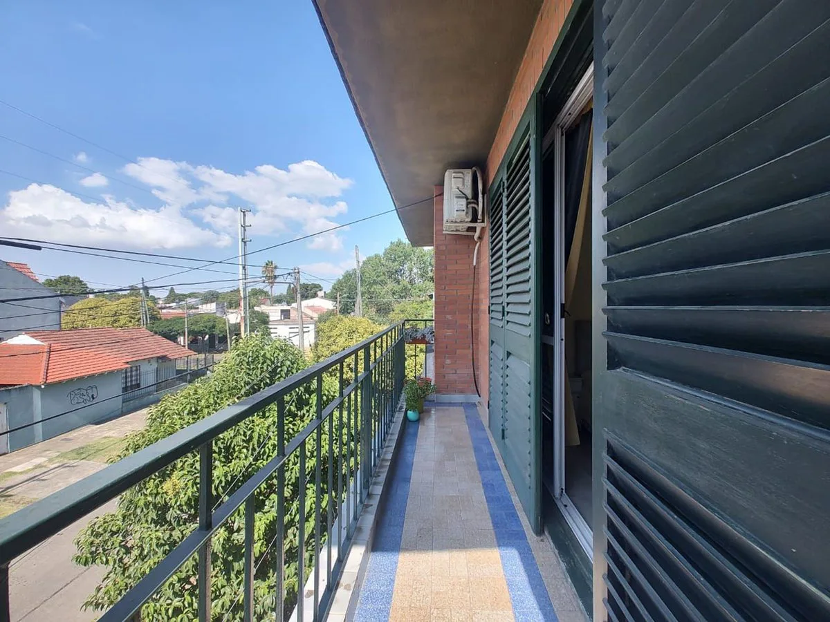 VENTA PH 3 AMBIENTES LOMAS DE ZAMORA CON GALPON foto 2