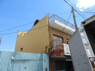 EXCELENTE DEPARTAMENTO DE CUATRO AMBIENTES CON PATIO Y TERRAZA EN PLANTA ALTA ÚNICO POR SUS DIMENSIONES RECIBO PROPIEDAD MENOR VALOR EN PARTE DE PAGO foto 2