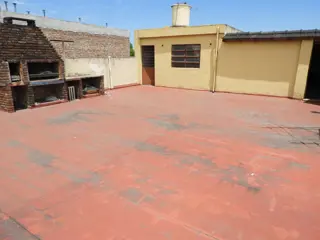EXCELENTE DEPARTAMENTO DE CUATRO AMBIENTES CON PATIO Y TERRAZA EN PLANTA ALTA ÚNICO POR SUS DIMENSIONES RECIBO PROPIEDAD MENOR VALOR EN PARTE DE PAGO foto 5