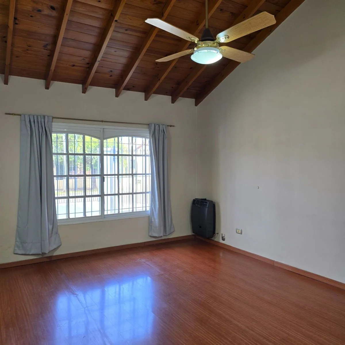 VENTA CASA 3 DORMITORIOS, PARQUE QUINCHO PARRILLA foto 5