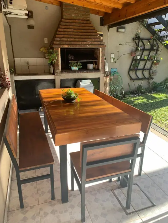Casa con Pileta Climatizada- 2 Quinchos - Sauna - Jardín - Terraza con Deck - GYM - Dependecia de Servicio