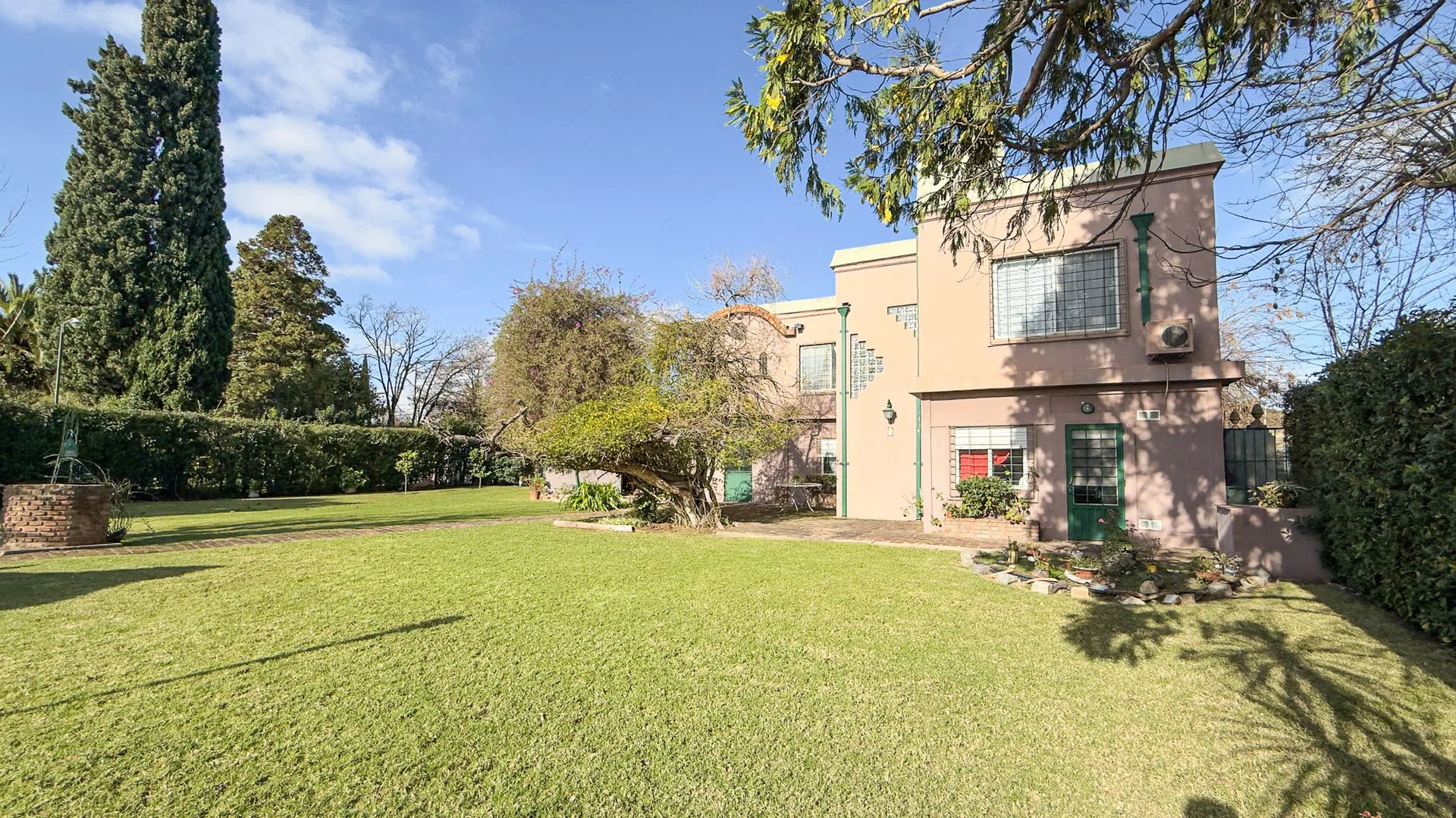 CASA DE 6 AMB - QUINCHO - PILETA - CANCHA PADDLE