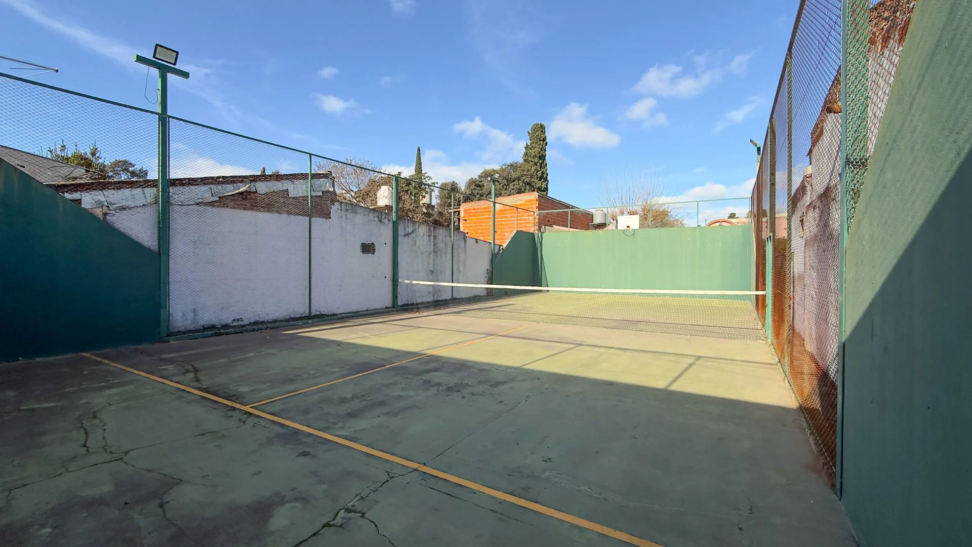 CASA DE 6 AMB - QUINCHO - PILETA - CANCHA  PADDLE foto 3