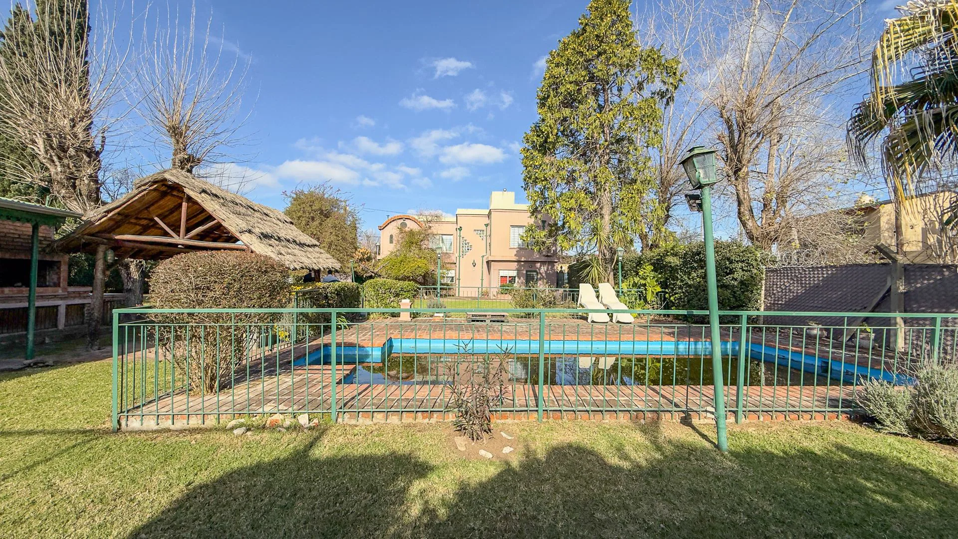 CASA DE 6 AMB - QUINCHO - PILETA - CANCHA  PADDLE foto 4