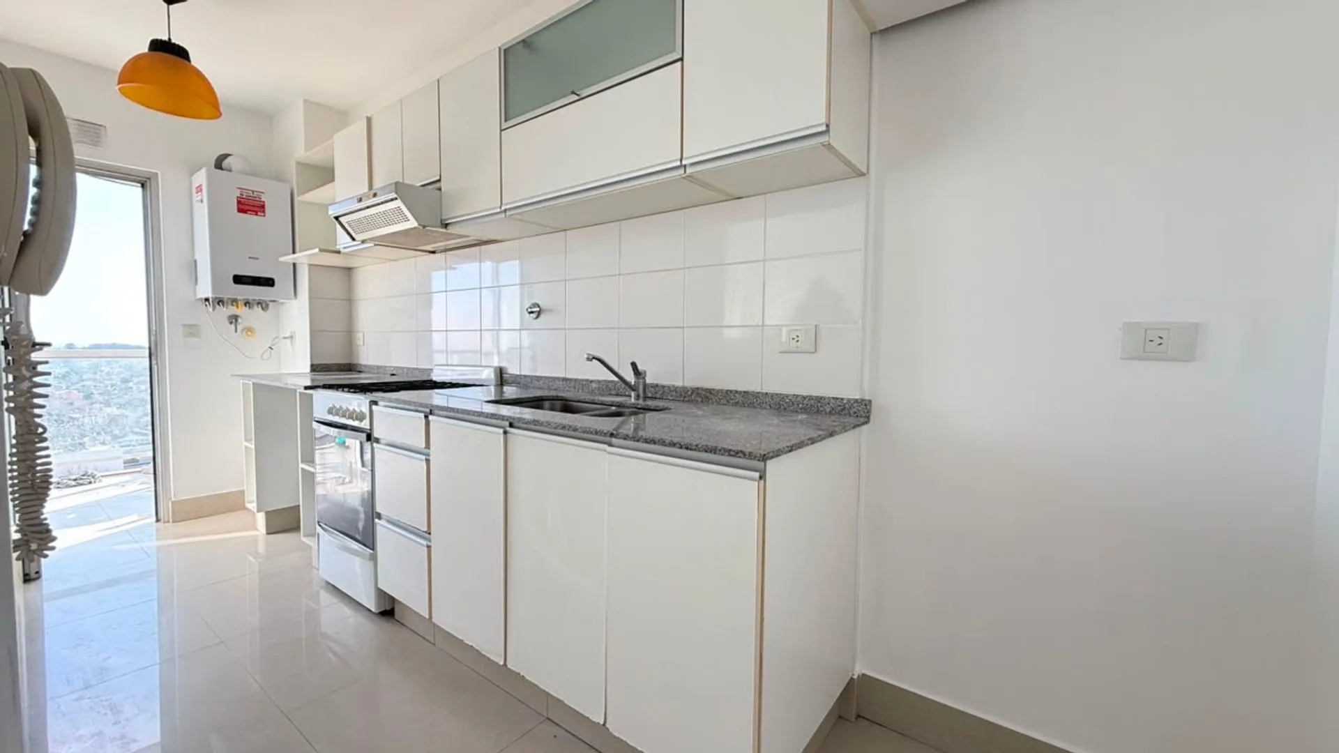 VENDE DEPARTAMENTO 2 AMB piso 14 CON COCHERA foto 2