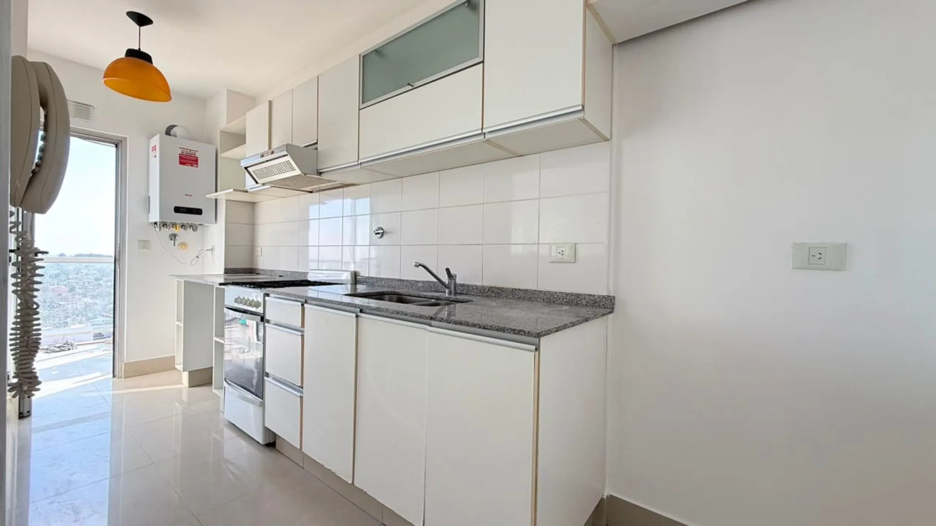 VENDE DEPARTAMENTO 2 AMB piso 14 CON COCHERA foto 3