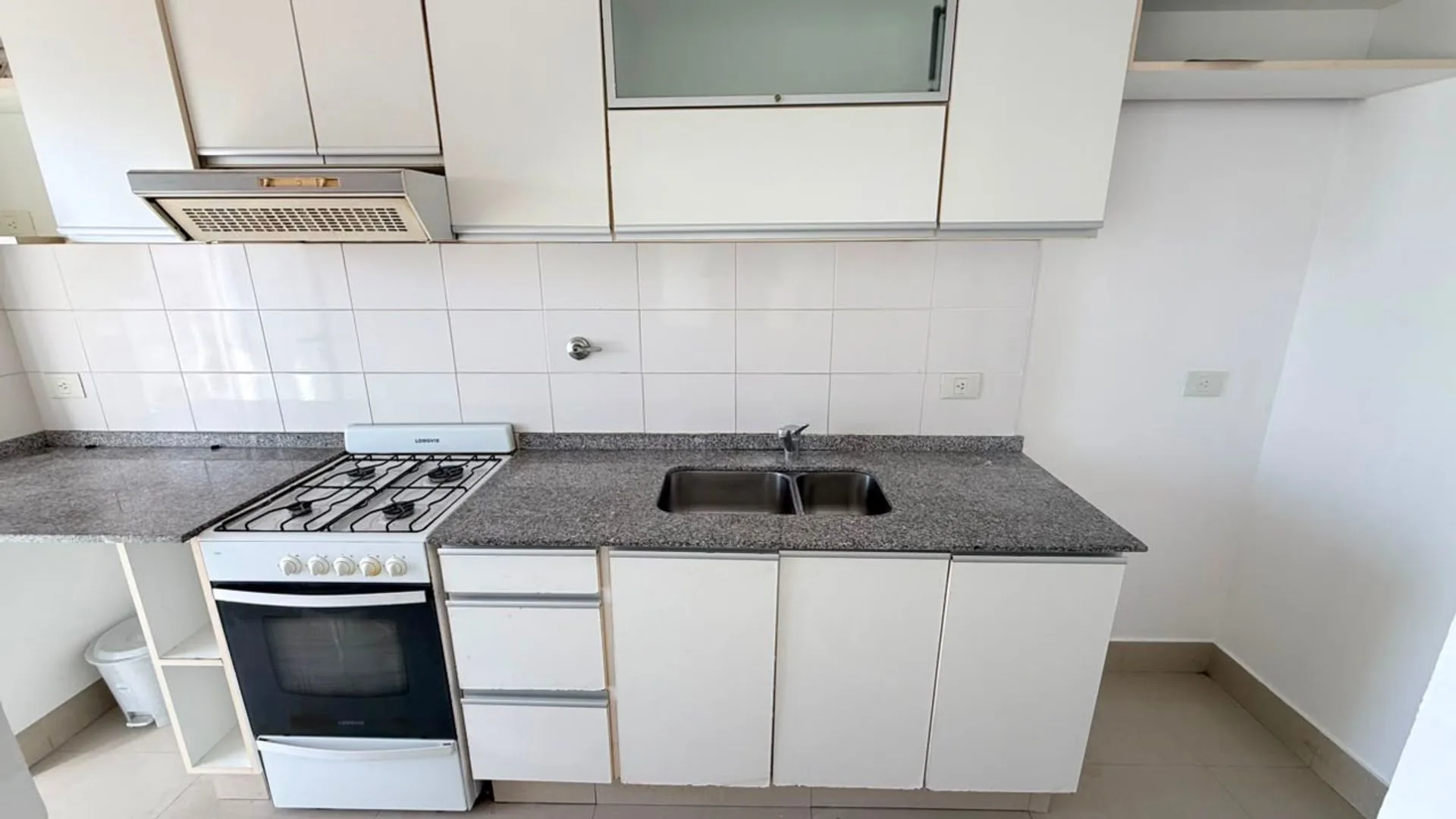 VENDE DEPARTAMENTO 2 AMB piso 14 CON COCHERA foto 4
