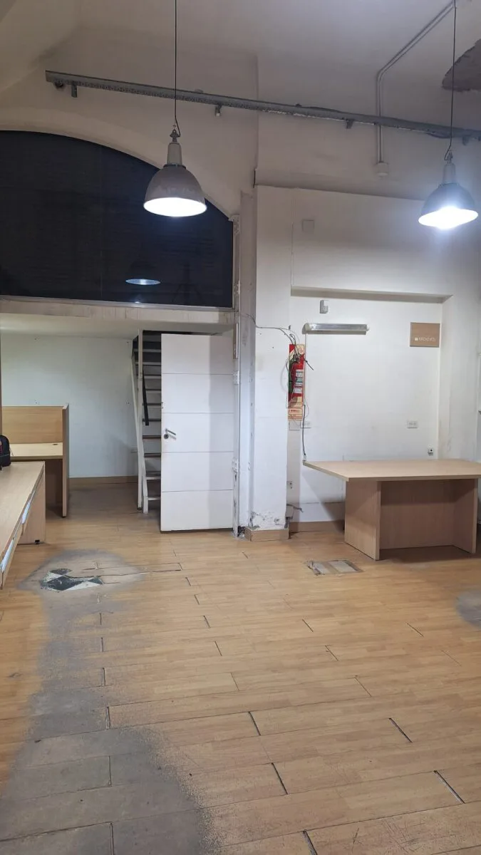 V./CRESPO, LOCAL, CON VIVIENDA U OFICINA, BUENA UBICACION,AMPLIO, MUY BUENA UBICACION foto 4