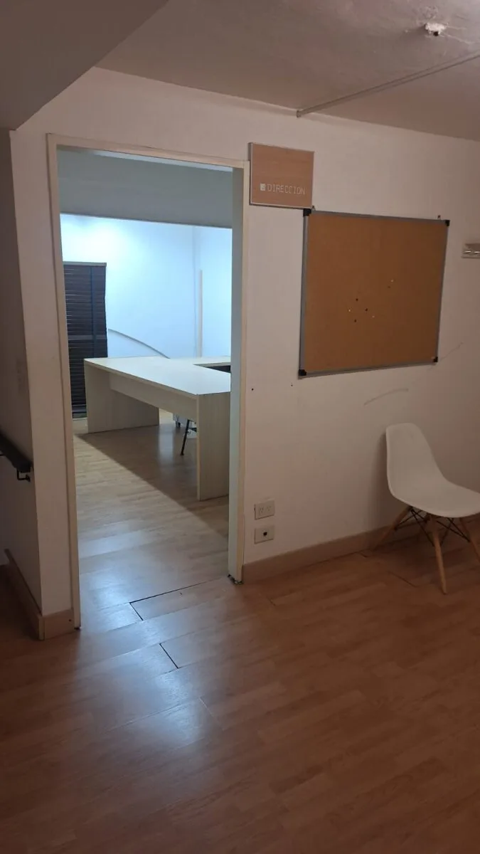 V./CRESPO, LOCAL, CON VIVIENDA U OFICINA, BUENA UBICACION,AMPLIO, MUY BUENA UBICACION foto 5