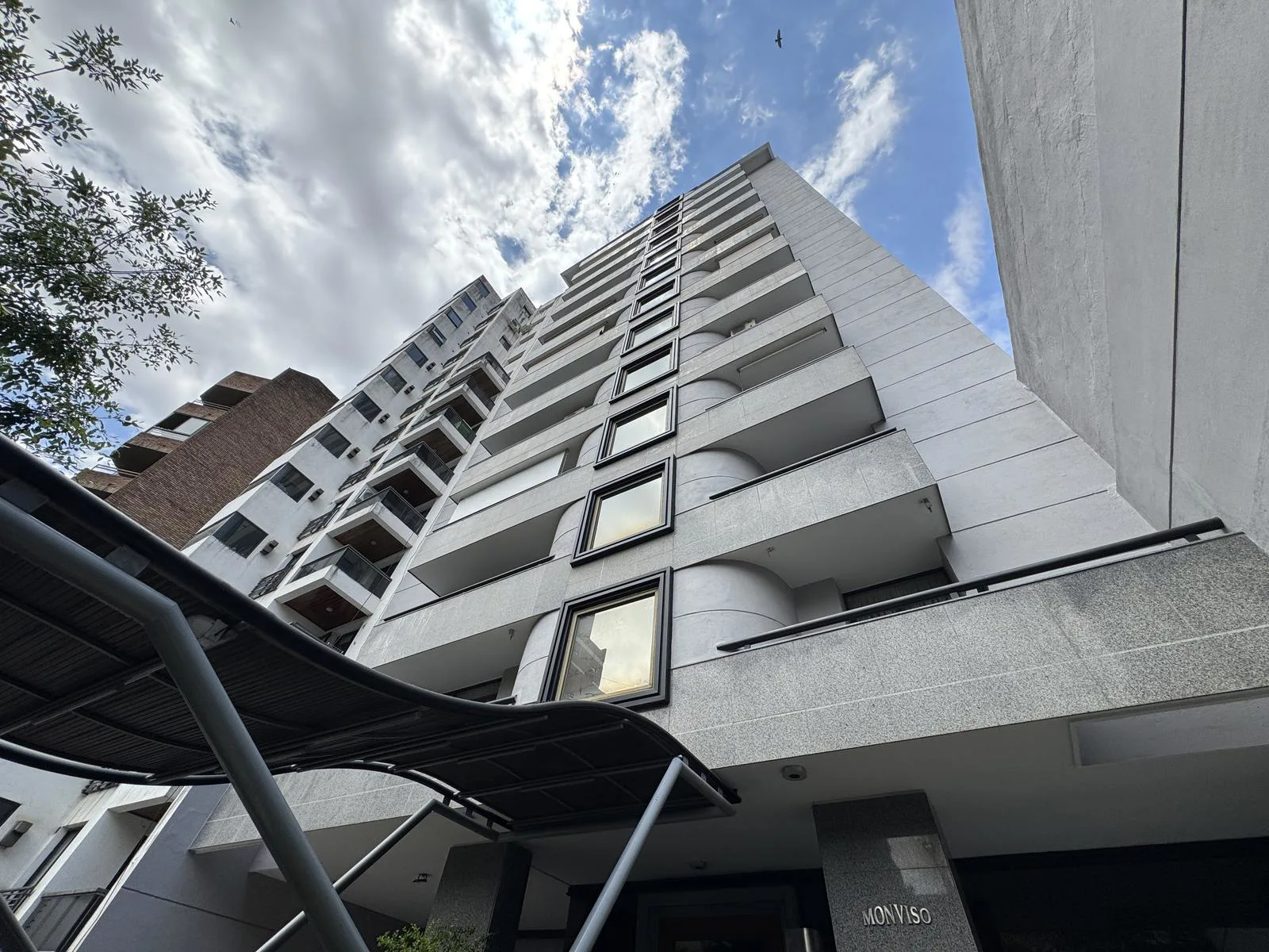 UNICO EN NUEVA CORDOBA Piso exclusivo de 3 dormitorios con 4 cocheras. foto 2