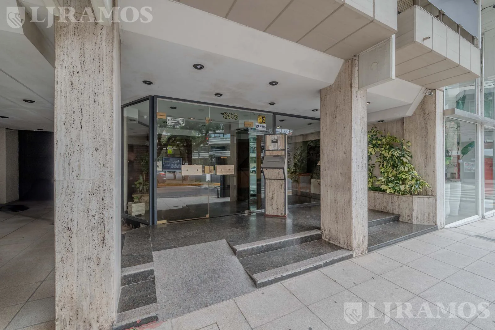 ESPLENDIDO SEMIPISO DE 3 DORMITORIOS RECICLADO CON BALCON TERRAZA EN LA LUCILA foto 2