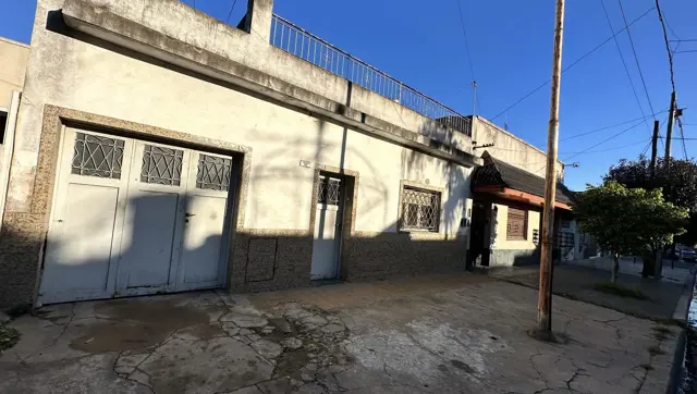 Venta Casa 3 ambientes mas PH, multifamiliar a reciclar en lomas del Mirador, La Matanza