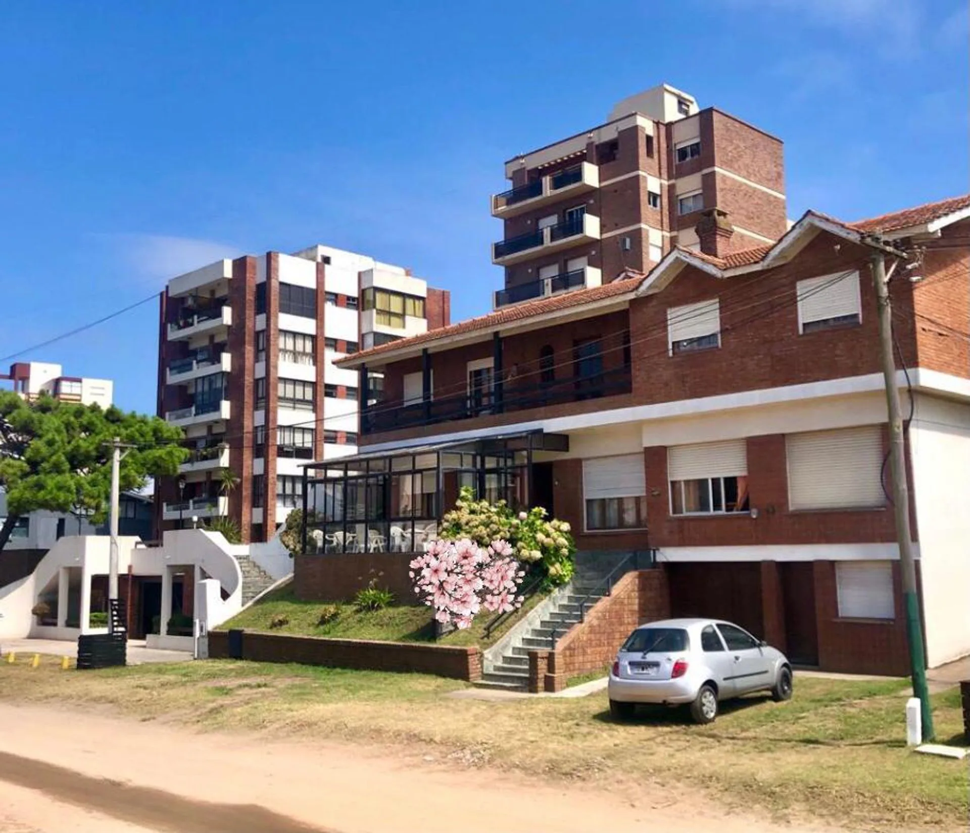 Hotel en Venta Villa Gesell 1 cuadra del mar foto 2