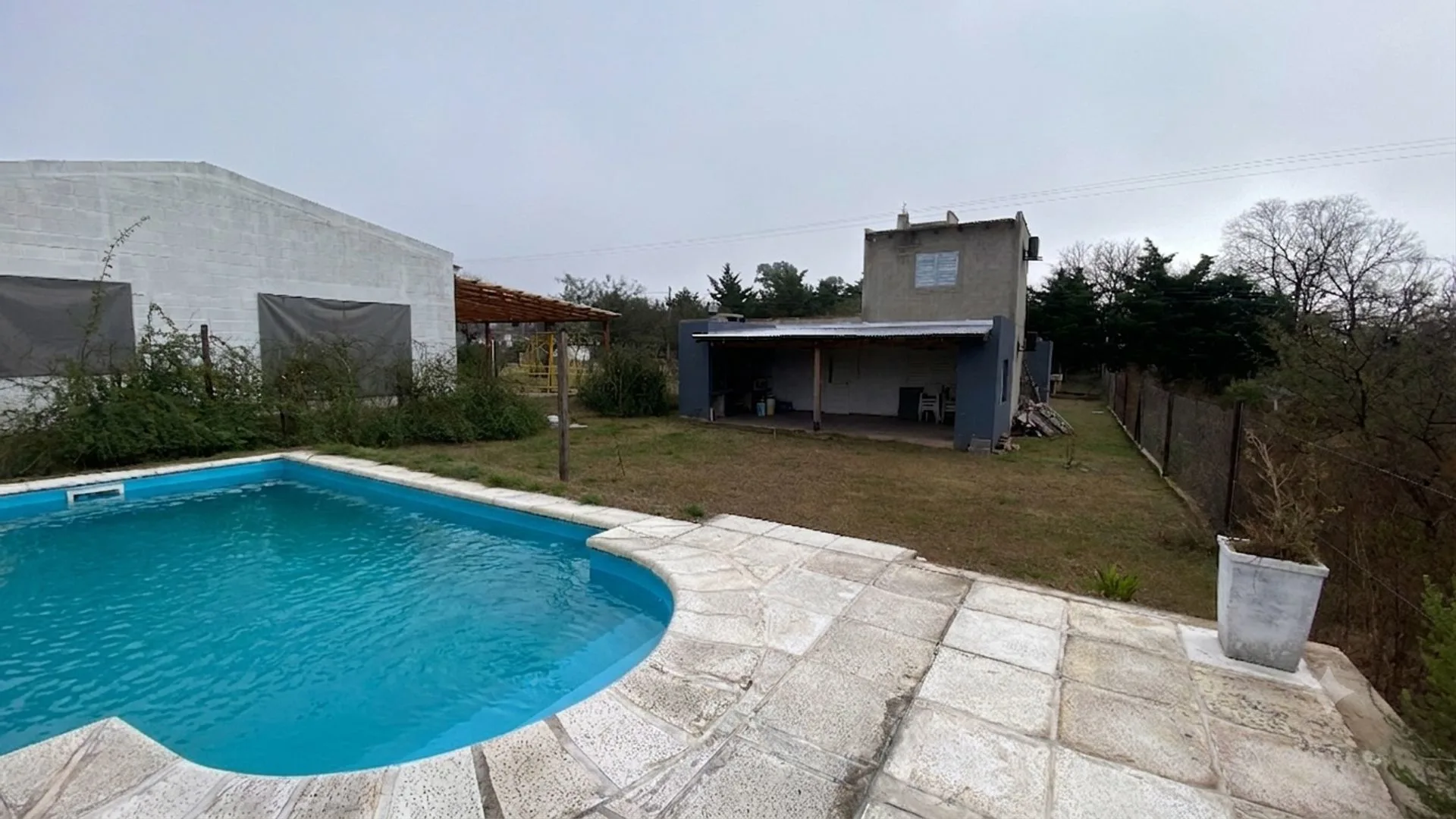 VENDE PERMUTA CASA 2 DORM CON PILETA LOS MOLINOS!! foto 2
