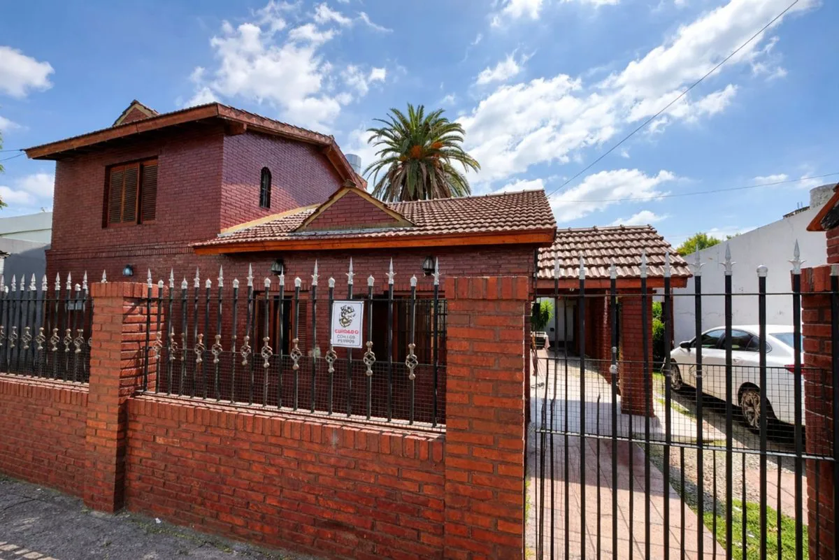 VENTA CASA EN PILAR CENTRO CALLE BOLIVAR AL 800 foto 2