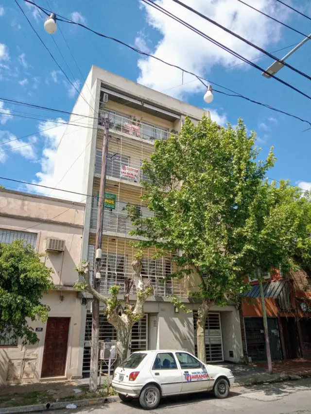 Piso tres ambientes con cochera