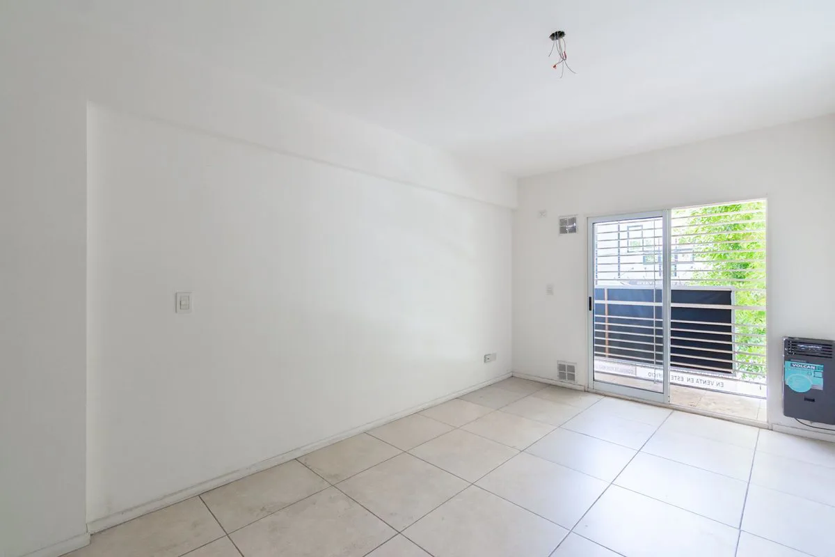 VENTA DEPARTAMENTO 2 AMBIENTES. FLORES CON BALCÓN foto 2