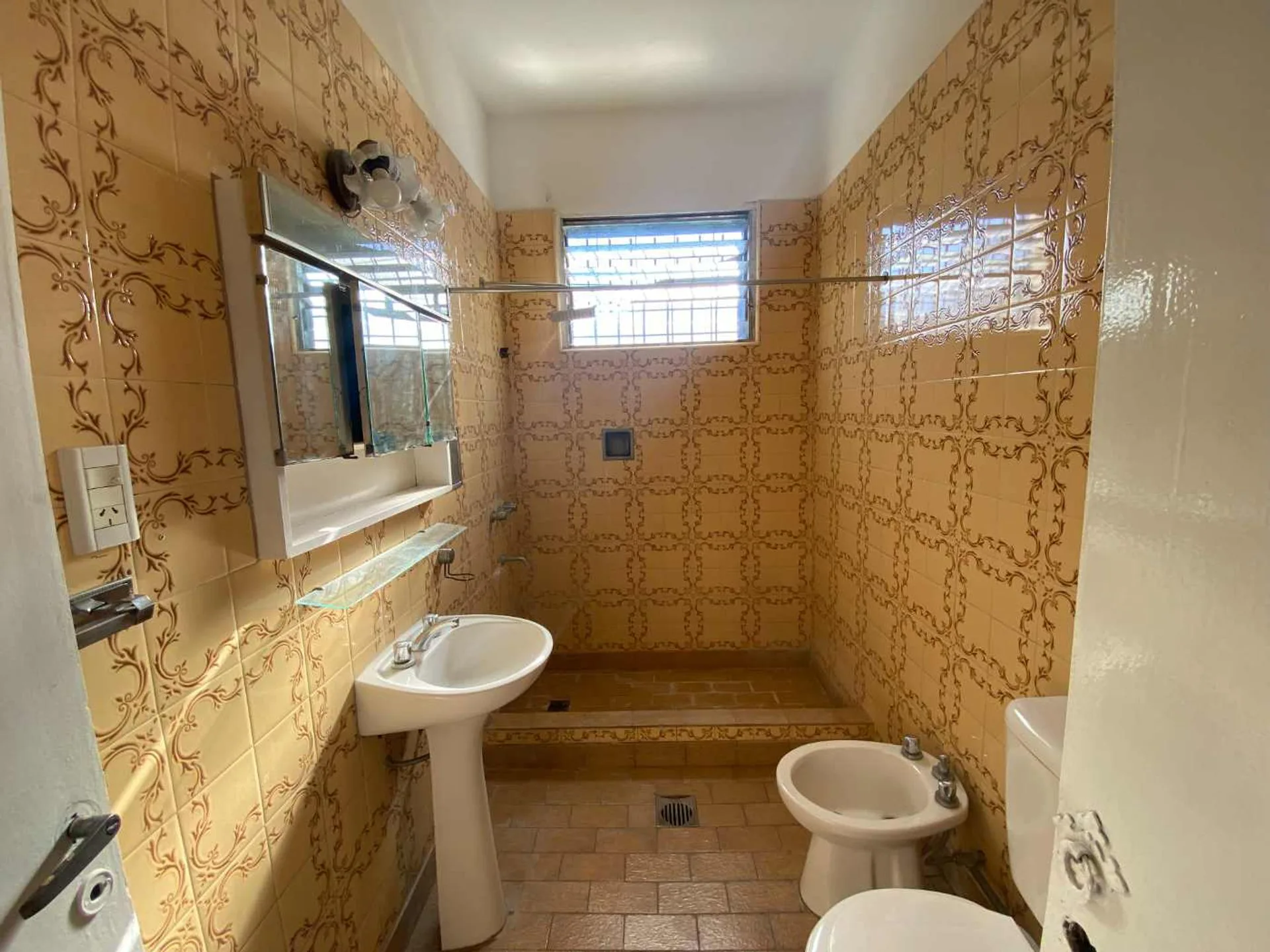 ALQUILER PH 4 AMBIENTES JARDIN COCHERA PADUA foto 5