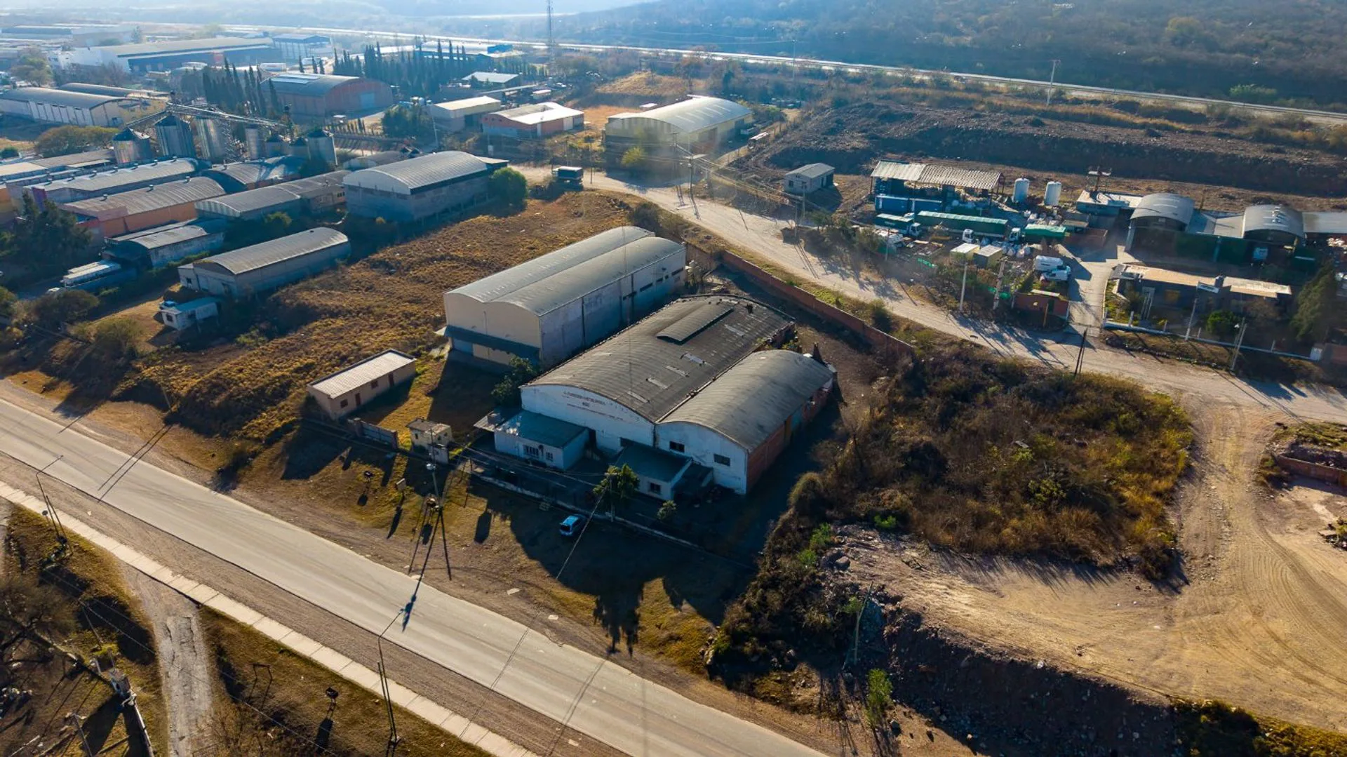 Venta dos galpones Parque Industrial apto permuta foto 2