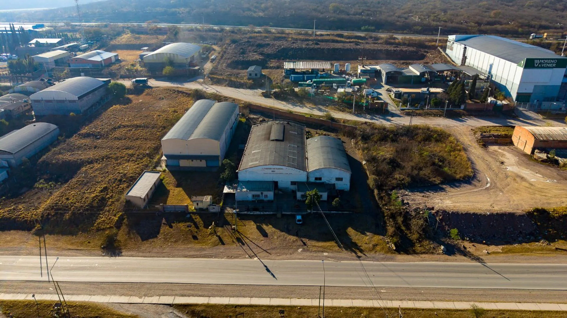 Venta dos galpones Parque Industrial apto permuta foto 3