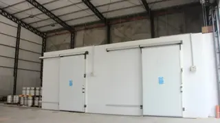 ALQUILER - IMPORTANTE GALPÓN EN PARQUE INDUSTRIAL EBAPI - CON REFRIGERACIÓN foto 4