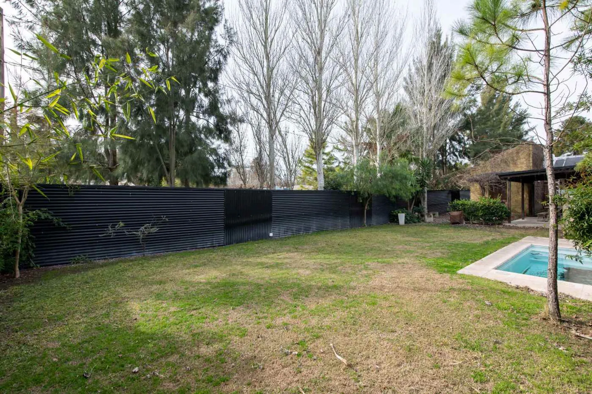 CASA 2 DORMITORIOS EN VENTA EN CITY BELL PILETA foto 3