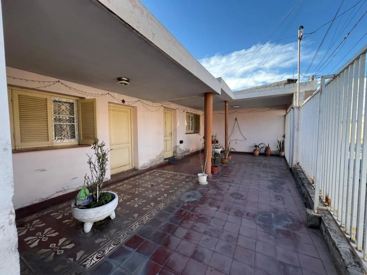 SE VENDE CASA, CERCA DE LA UNCA foto 2