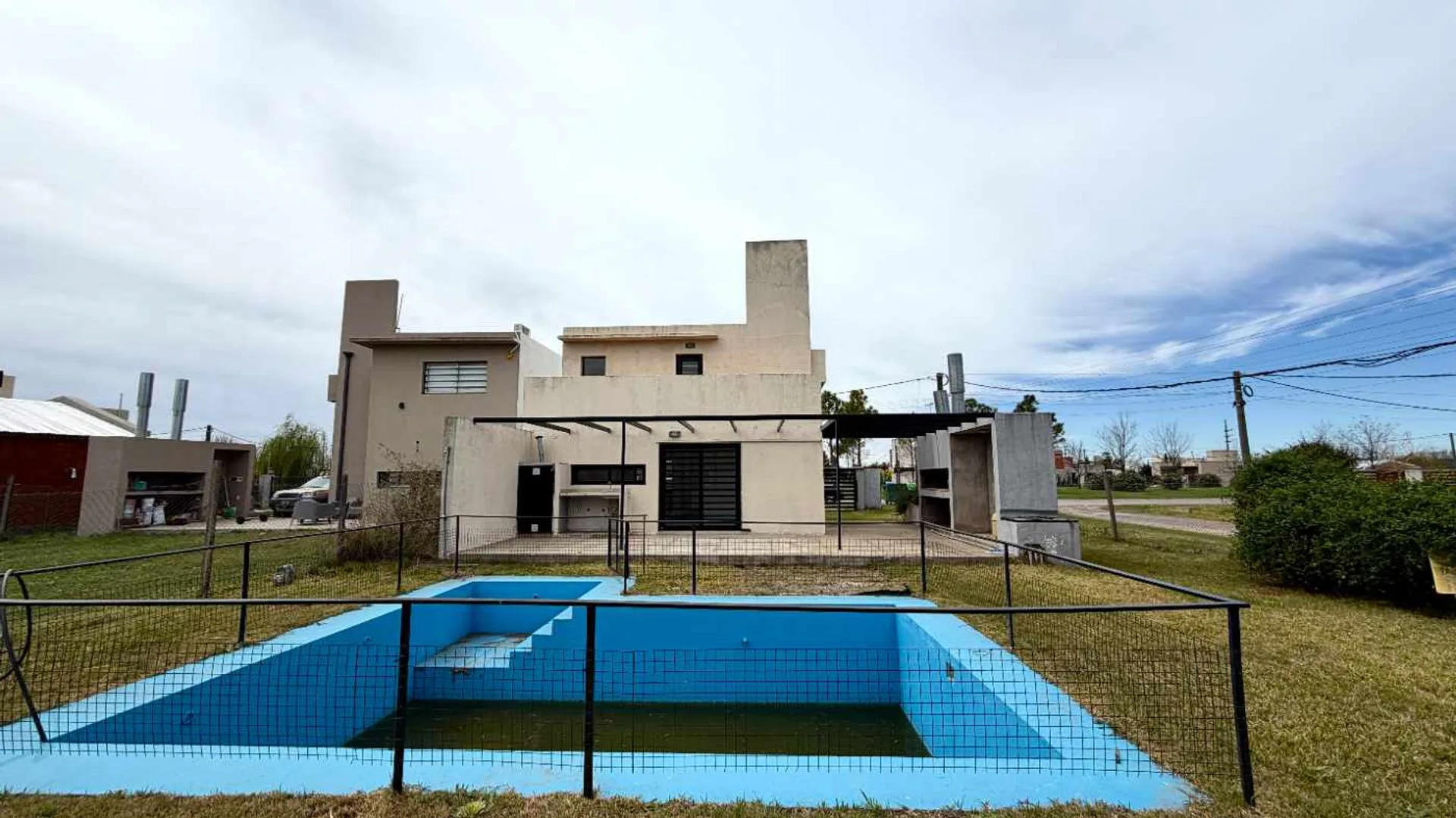 CASA EN VENTA BARRIO LAS TARDES - ROLDÁN + PILETA foto 2