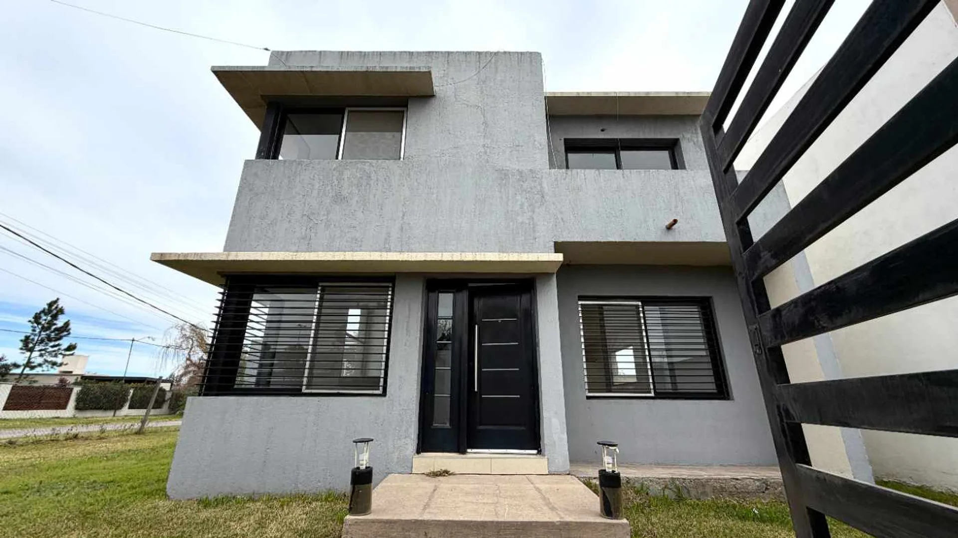 CASA EN VENTA BARRIO LAS TARDES - ROLDÁN + PILETA foto 3