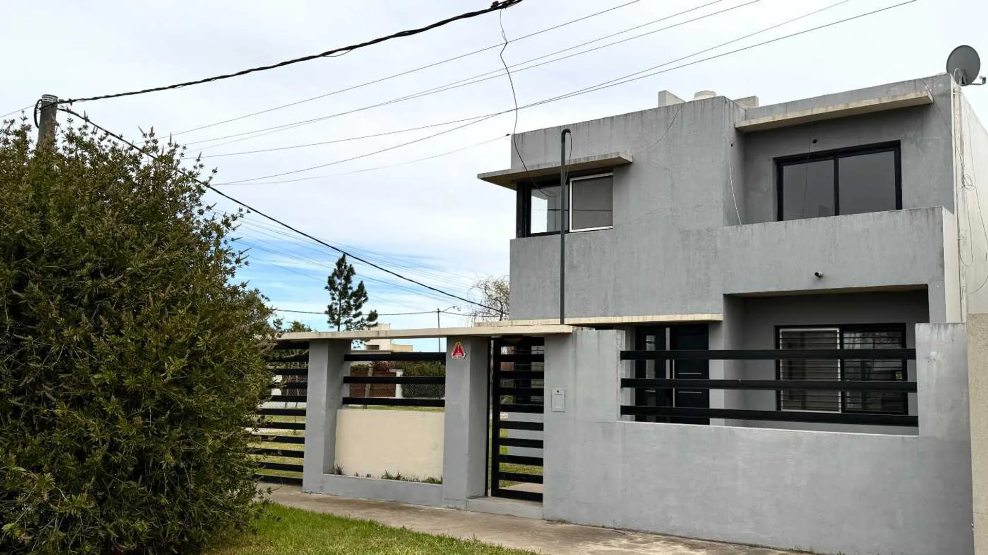 CASA EN VENTA BARRIO LAS TARDES - ROLDÁN + PILETA foto 4