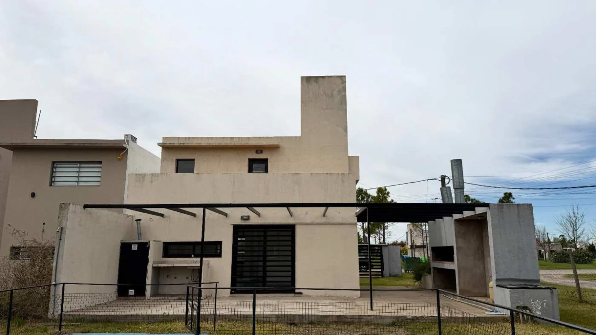 CASA EN VENTA BARRIO LAS TARDES - ROLDÁN + PILETA foto 5