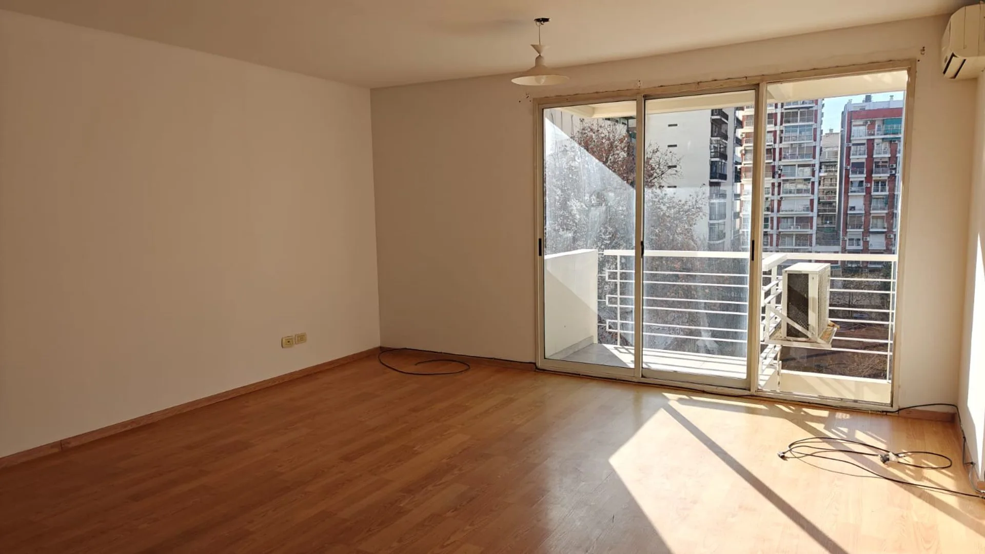 VENTA MONOAMBIENTE C/BALCÓN FLORES. MUY LUMINOSO! foto 3