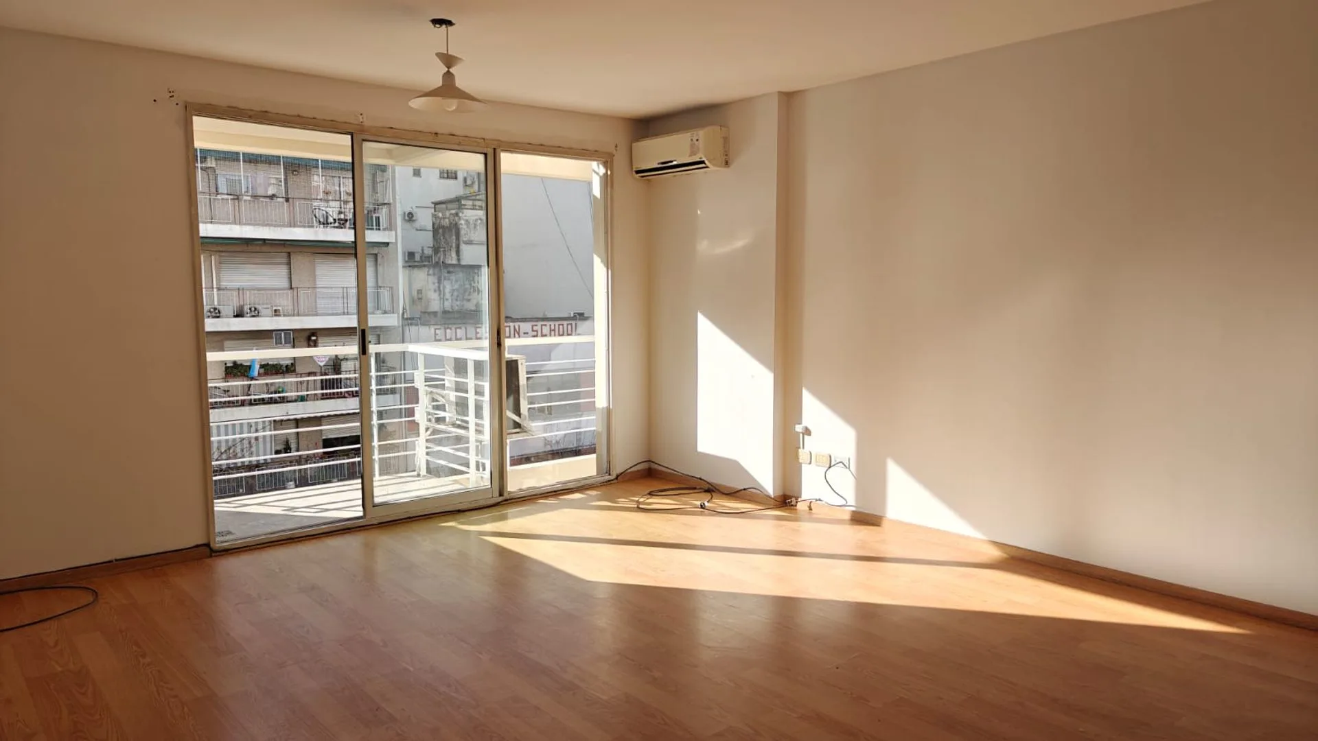 VENTA MONOAMBIENTE C/BALCÓN FLORES. MUY LUMINOSO! foto 4