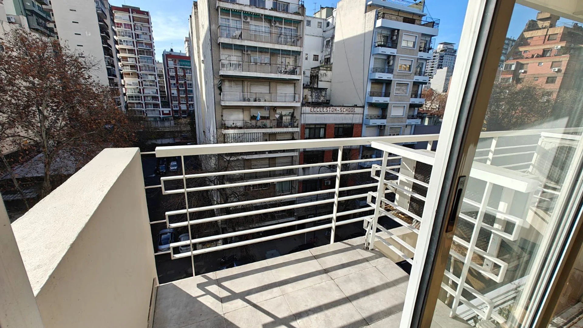 VENTA MONOAMBIENTE C/BALCÓN FLORES. MUY LUMINOSO! foto 5
