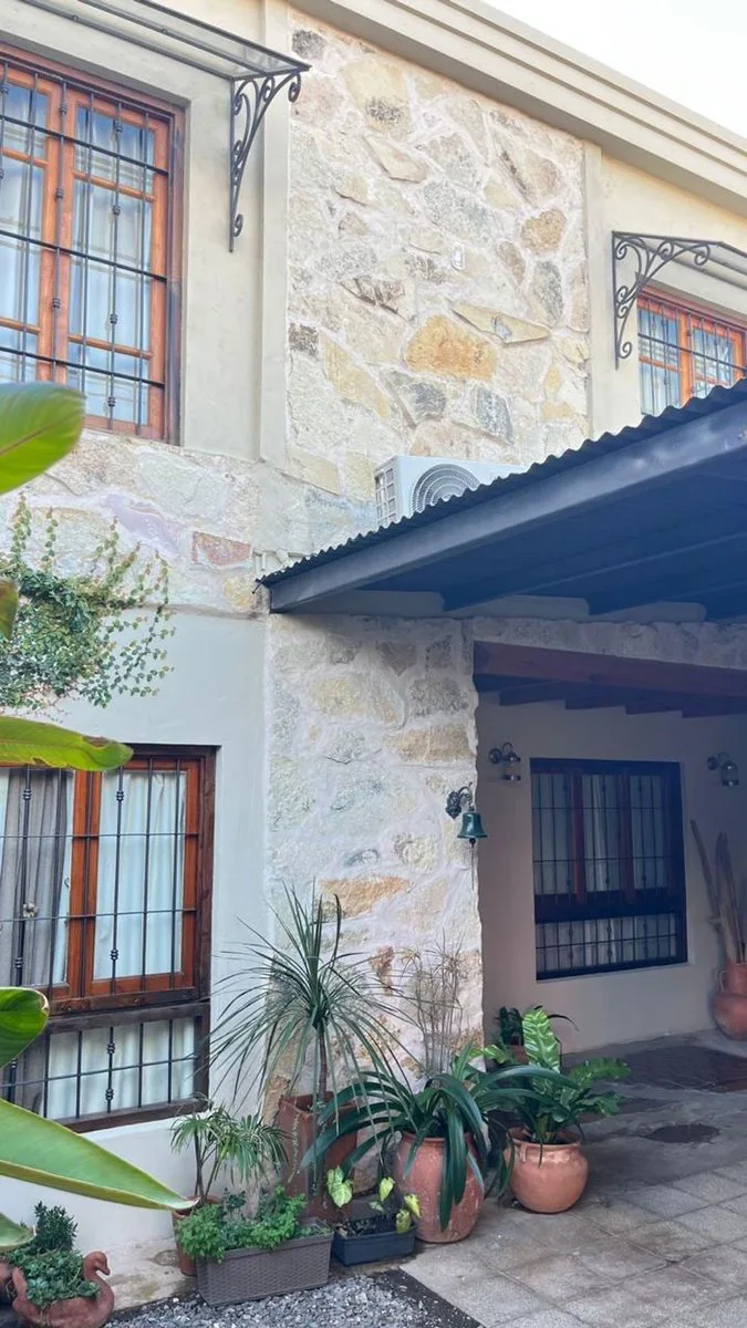 VENTA CASA 3 DORMIT., COCHERA, QUINCHO Y PILETA foto 2