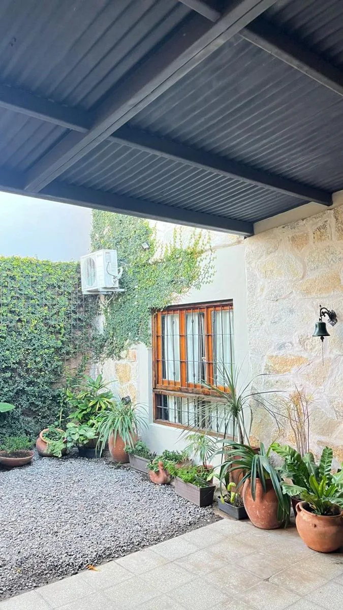 VENTA CASA 3 DORMIT., COCHERA, QUINCHO Y PILETA foto 3