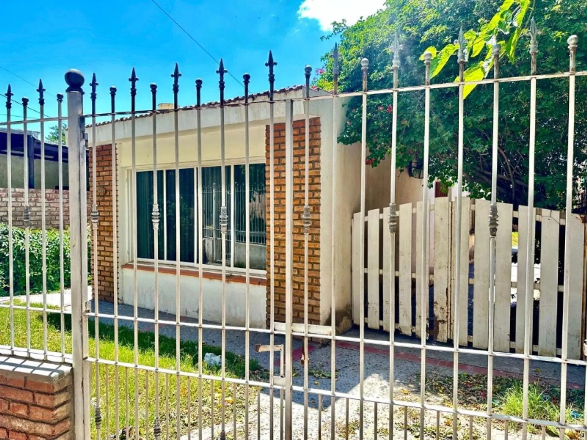 Casa de 3 habitaciones, mas departamento. Capital foto 2