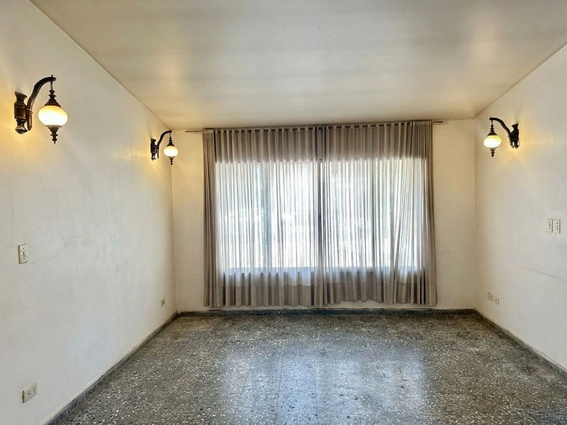 Casa de 3 habitaciones, mas departamento. Capital foto 3