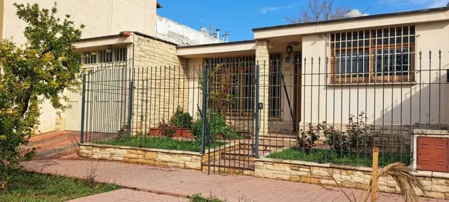 Casa en venta en Godoy Cruz con tres habitaciones y cochera pasante