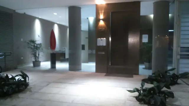 AMPLIA OFICINA CONSULTORIO SHOWROOM CON COCHERA