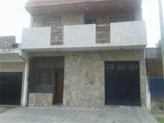 CASA EN VENTA 5 AMBIENTES CON PILETA foto 2