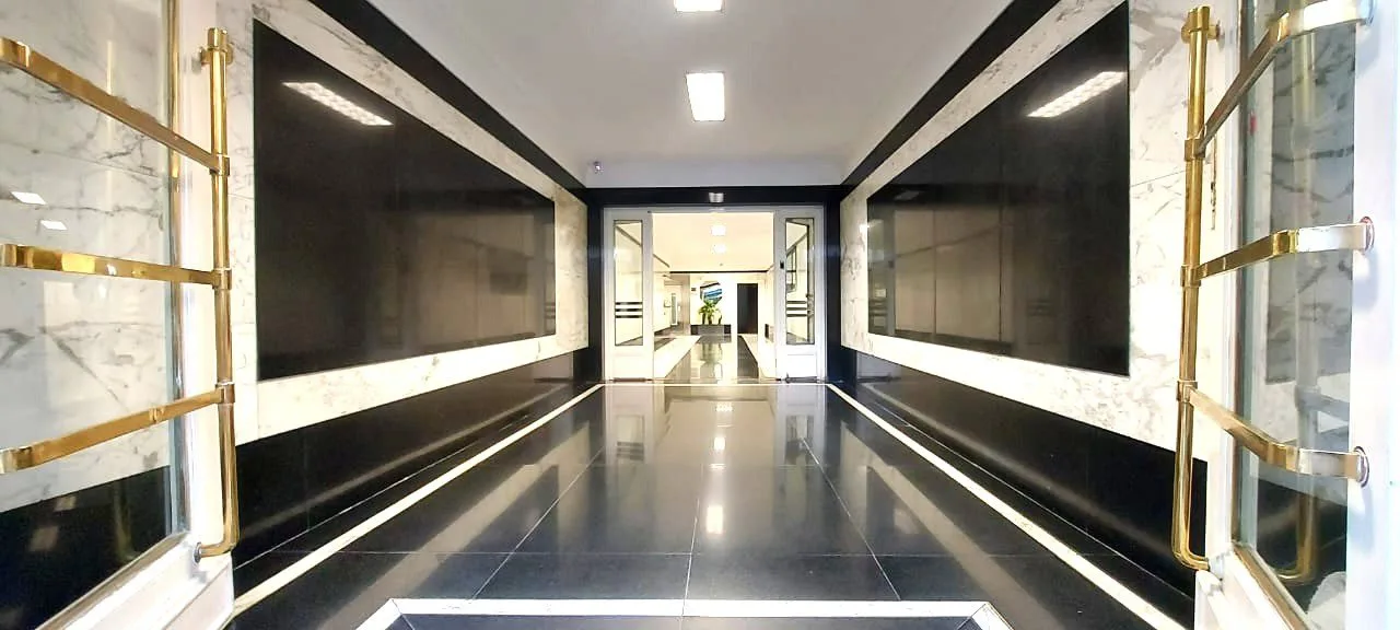 BAJO EL PRECIO -- Oficinas con salon de 10x15