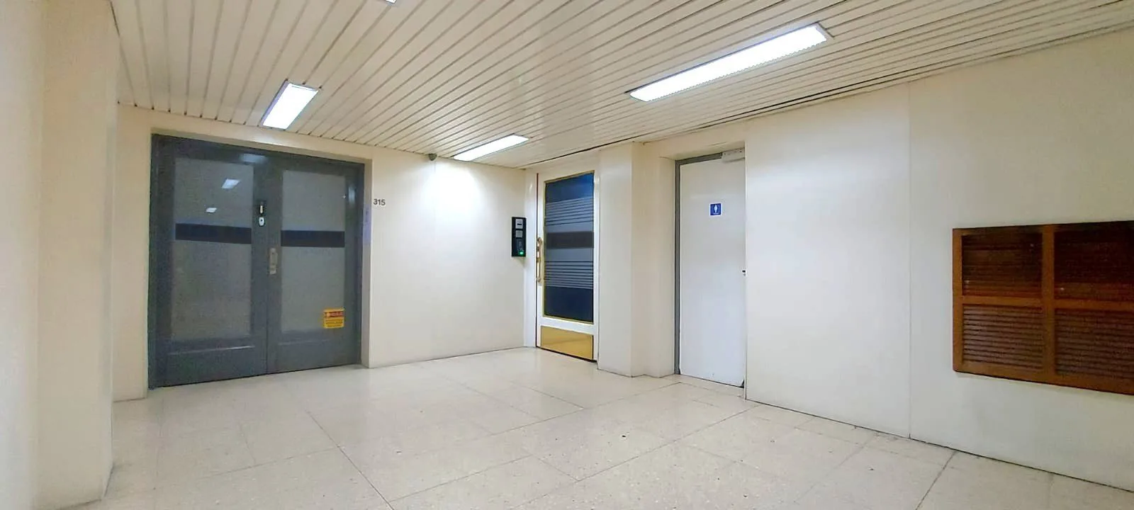 BAJO EL PRECIO -- Oficinas con salon de 10x15 foto 3