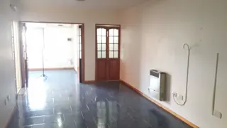 CASA DE 3 DORMITORIOS Y QUINCHO EN CALLE LAMADRID CASI LAVALLE foto 3