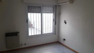 CASA DE 3 DORMITORIOS Y QUINCHO EN CALLE LAMADRID CASI LAVALLE foto 4