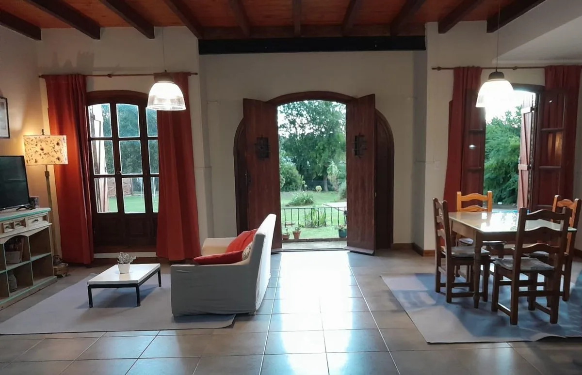 Casa en venta con depto y pileta, apto crédito. foto 2
