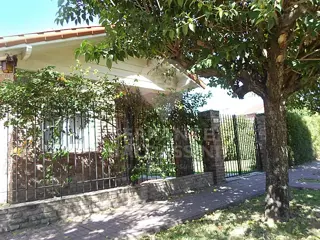 BURZACO CENTRO : HERMOSA CASA sobre 2 lotes en magnifica esquina- Mitre y Alem - Muy lindos detalles - Jardín de invierno y parque foto 2